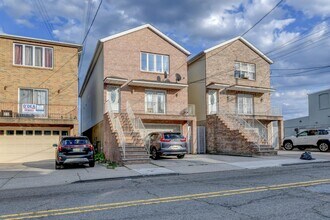 708 Garfield Ave in Jersey City, NJ - Building Photo - Building Photo