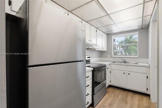 300 Layne Blvd in Hallandale Beach, FL - Foto de edificio - Building Photo