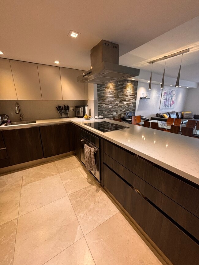 2181 NE 167th St in North Miami Beach, FL - Foto de edificio - Building Photo