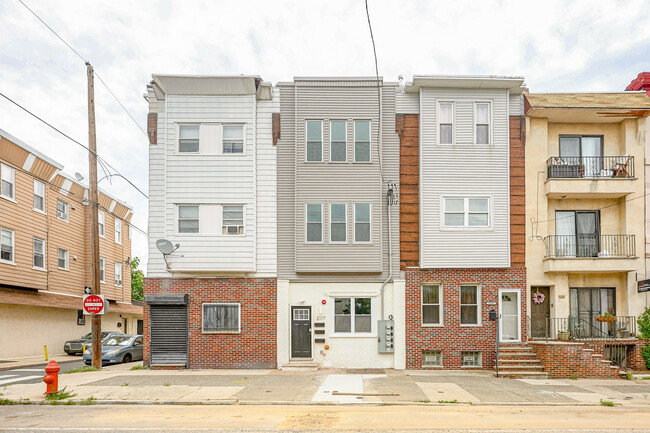 2117 S 4th St in Philadelphia, PA - Building Photo - Building Photo