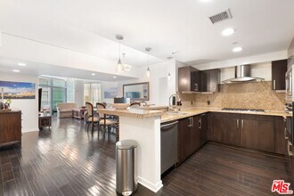 13650 Marina Pointe Dr in Marina Del Rey, CA - Building Photo - Building Photo