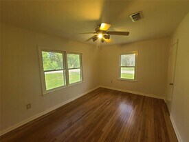 401 N Tinsley St in Angleton, TX - Building Photo