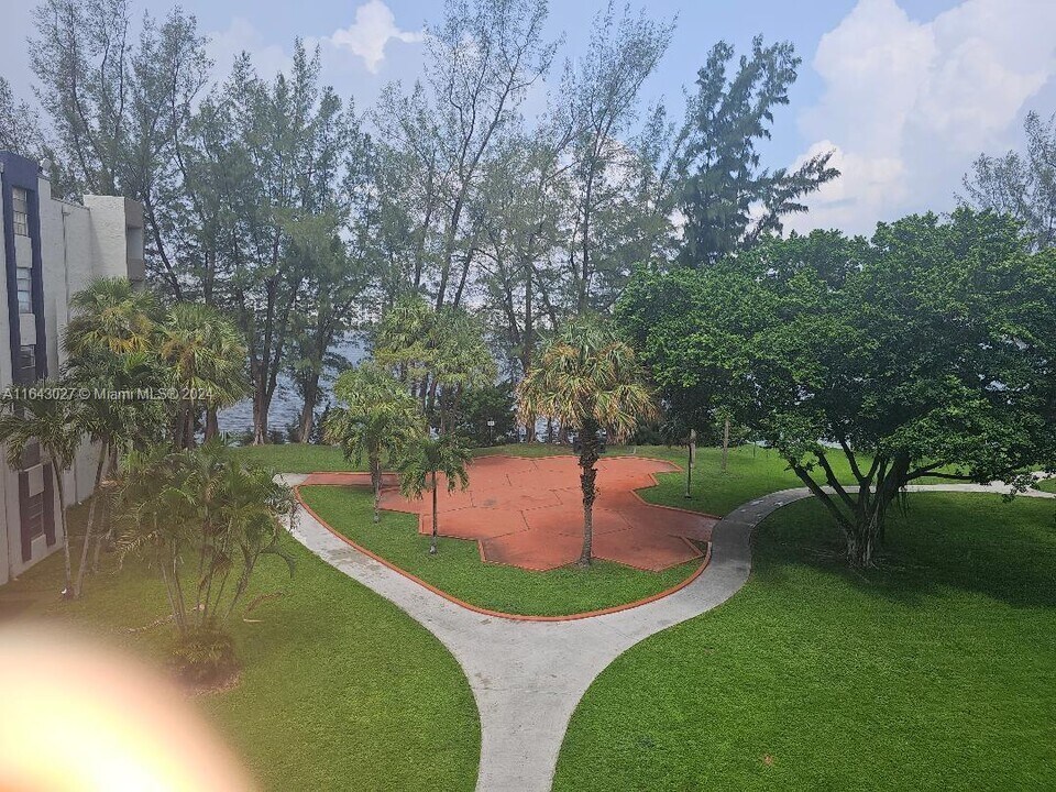 10000 NW 80th Ct, Unit 2415 in Hialeah Gardens, FL - Building Photo