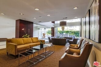 7250 Franklin Ave in Los Angeles, CA - Building Photo - Building Photo