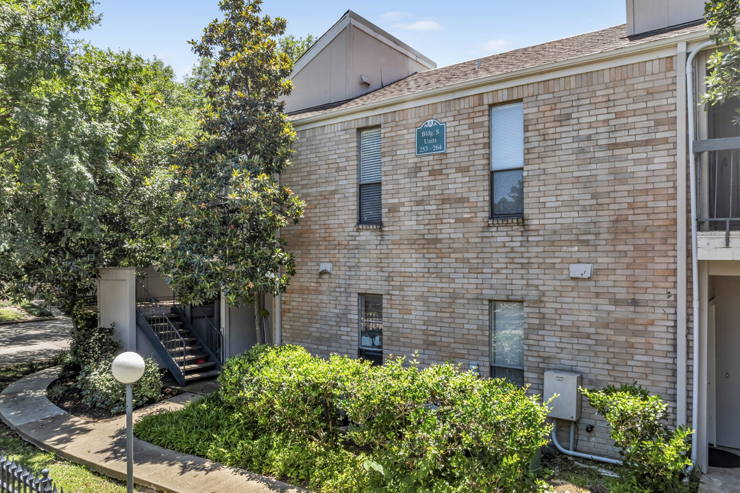 Briar Green Condominiums in Houston, TX - Building Photo