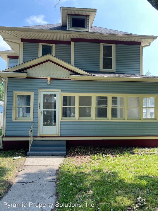 206 2nd St NE Photo