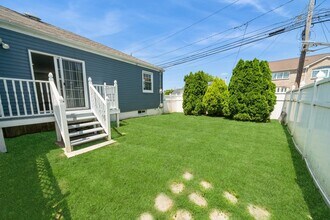 940 SCHOPMAN Dr in Secaucus, NJ - Building Photo - Building Photo
