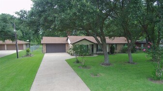 1410 E Houston St in Highlands, TX - Building Photo