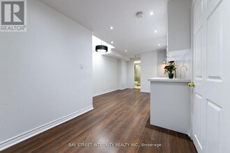 5657 Raleigh St in Mississauga, ON - Building Photo - Building Photo