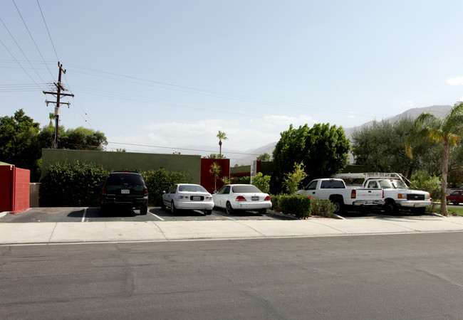 951 E Chuckwalla Rd in Palm Springs, CA - Building Photo - Building Photo