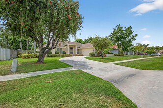 13656 Carlton St in Wellington, FL - Building Photo - Building Photo