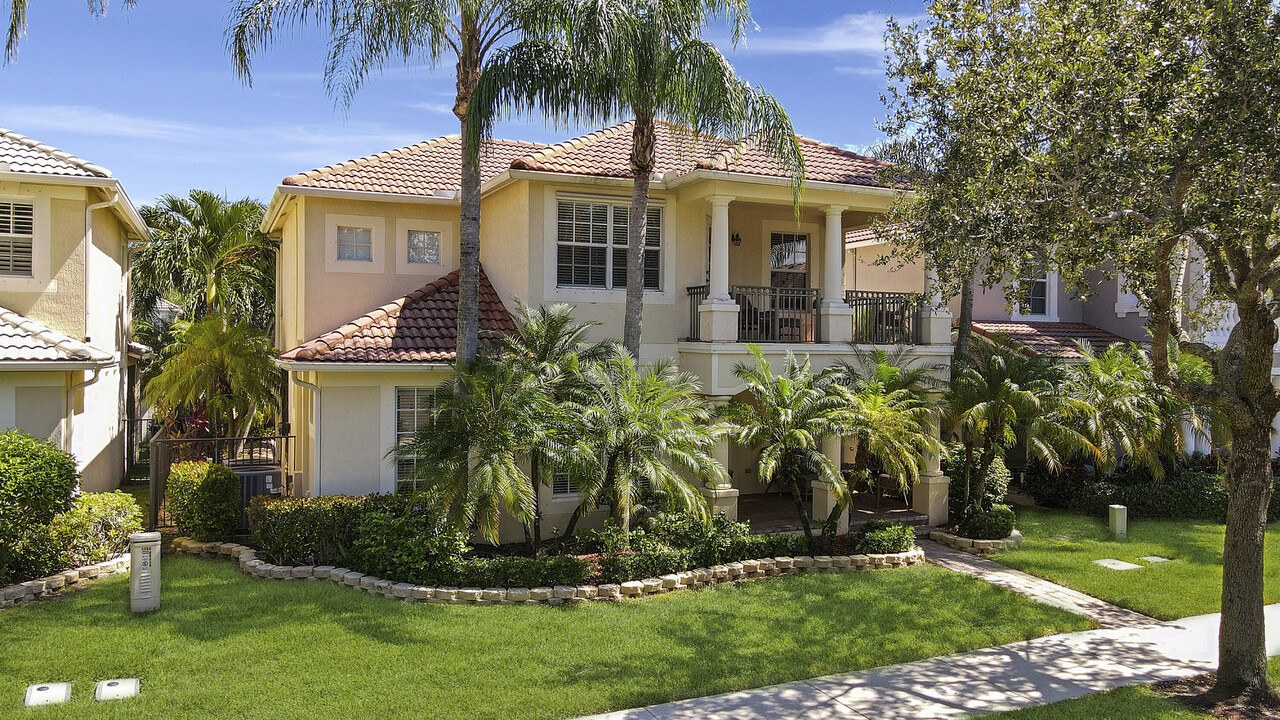 8210 Calterra Dr in Palm Beach Gardens, FL - Building Photo