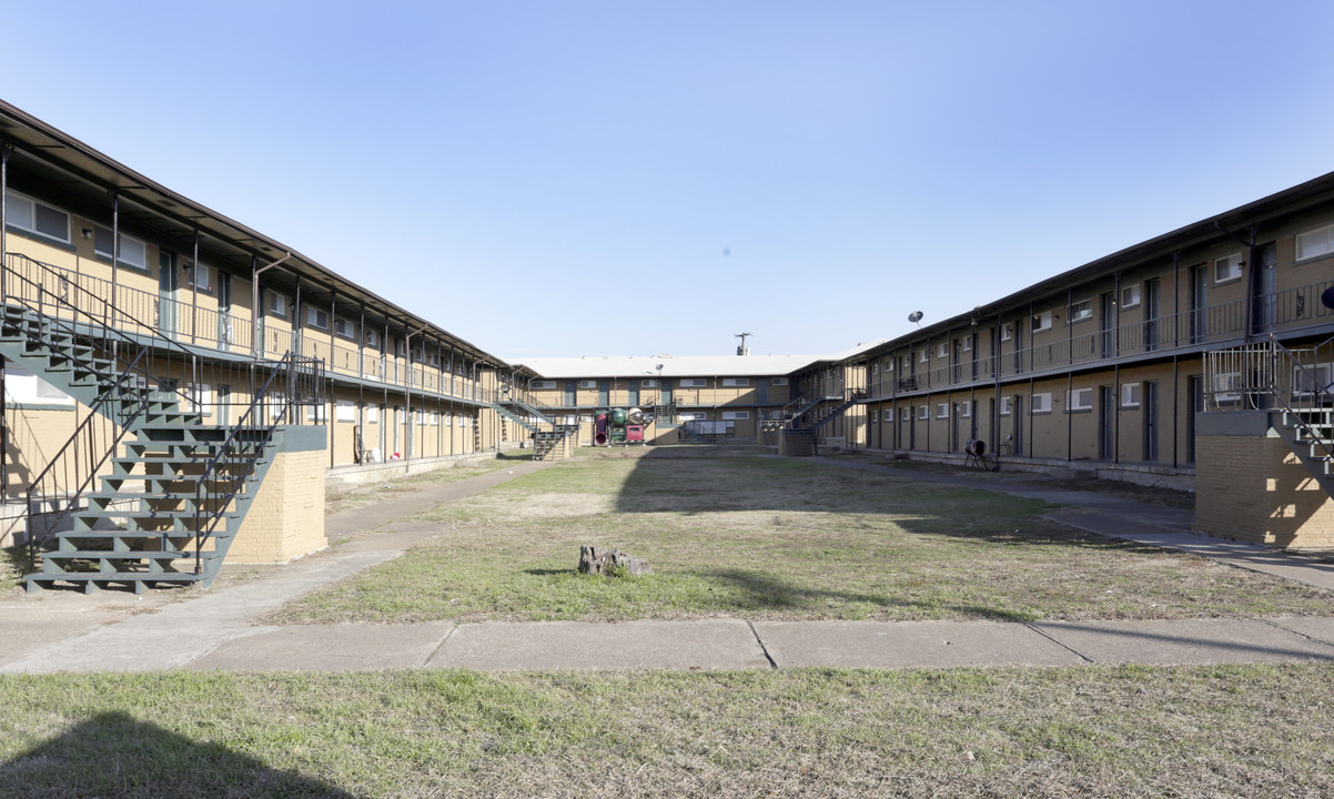 Oakridge Apartments in Dallas, TX - Building Photo