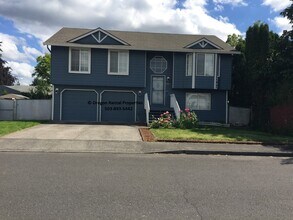 12802 SE Main St in Portland, OR - Foto de edificio - Building Photo