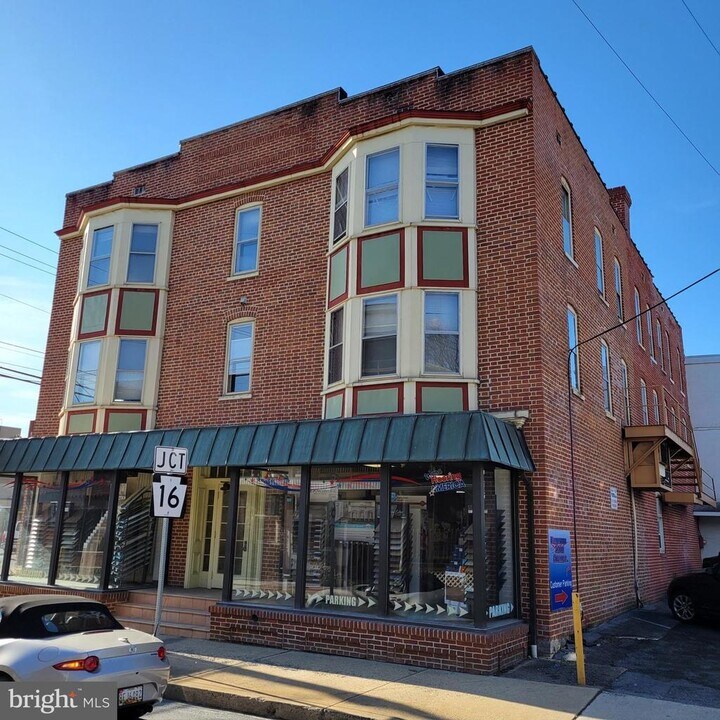 24 N Church St in Waynesboro, PA - Building Photo