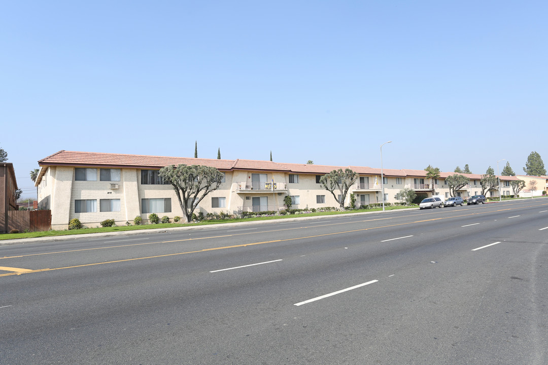 Valle Plaza in Canoga Park, CA - Building Photo