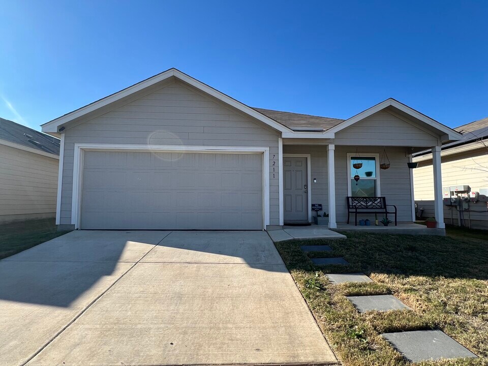 7211 Green Sapphire in San Antonio, TX - Building Photo