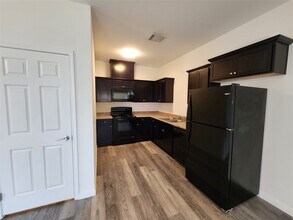 6306 Red Oak Dr in Hitchcock, TX - Building Photo - Building Photo