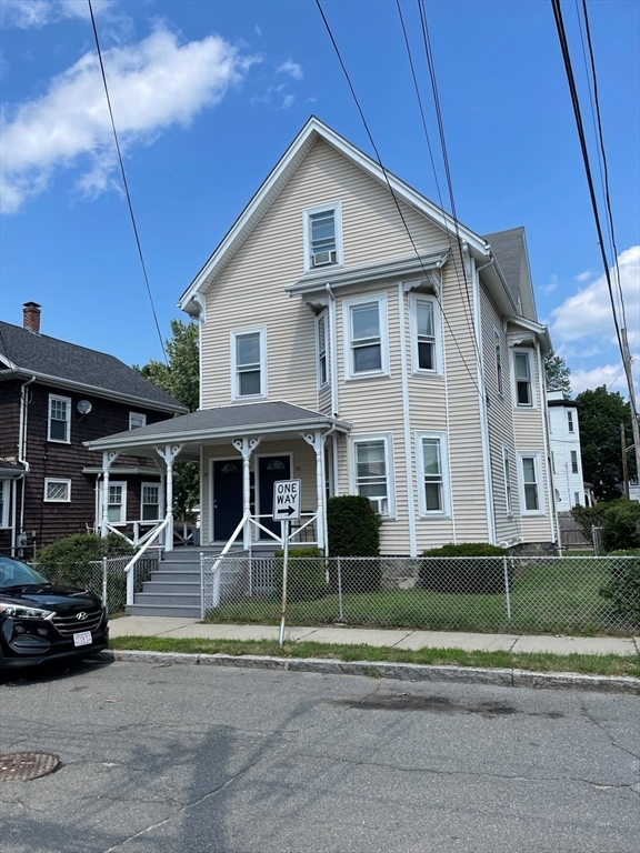 37 Almont St, Unit 2 in Medford, MA - Foto de edificio - Building Photo