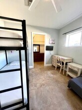 5207 Hayes St in Hollywood, FL - Building Photo - Building Photo