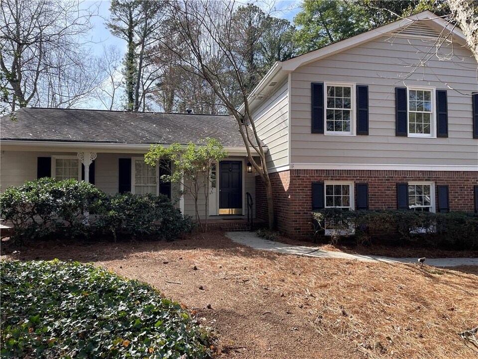 1105 Orchard Way in Roswell, GA - Building Photo
