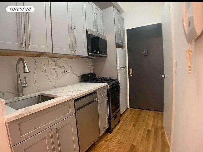 455 W 46th St in New York, NY - Building Photo - Building Photo
