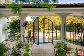 21965 Saddle Peak Rd in Topanga, CA - Building Photo - Building Photo