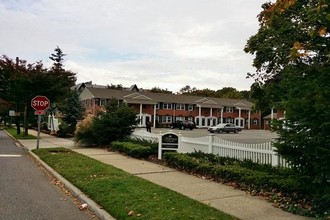 Fairfield Gardens At Bay Shore in Bay Shore, NY - Building Photo - Building Photo