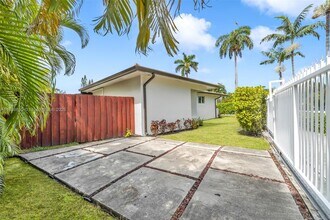 1090 NE 81st St in Miami, FL - Building Photo - Building Photo