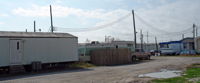15304 Chef Menteur Hwy in New Orleans, LA - Foto de edificio - Building Photo