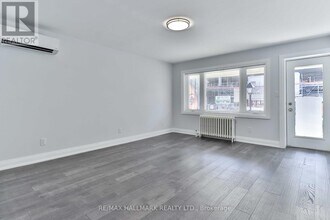 880 College St in Toronto, ON - Building Photo - Building Photo