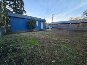 537 W Fir St in Roseburg, OR - Foto de edificio - Building Photo