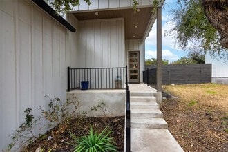 2802 Lawrence Dr in Austin, TX - Building Photo - Building Photo