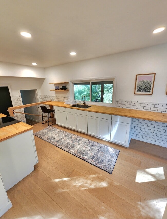 380 Box Canyon Rd in West Hills, CA - Foto de edificio - Building Photo