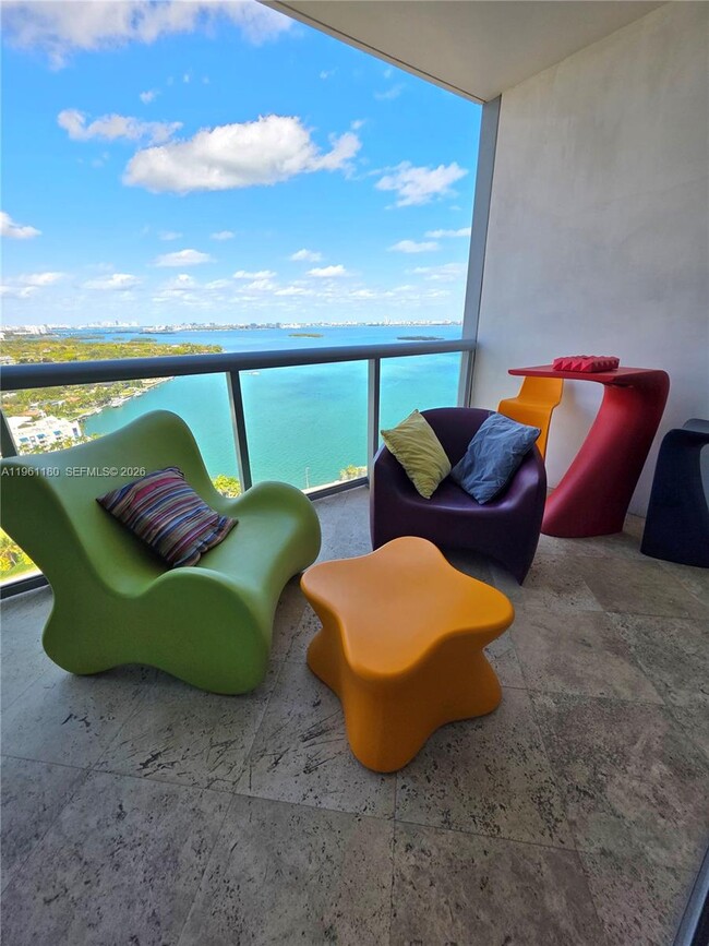 601 NE 36th St in Miami, FL - Foto de edificio - Building Photo