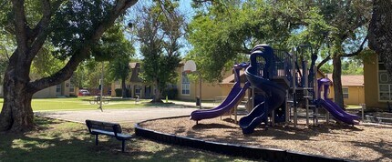 614 Bavarian Dr in New Braunfels, TX - Foto de edificio - Building Photo