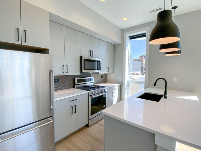 1060 W Cornelia Ave in Chicago, IL - Foto de edificio - Building Photo