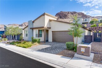 1985 Regal Bluff Dr in Henderson, NV - Building Photo - Building Photo