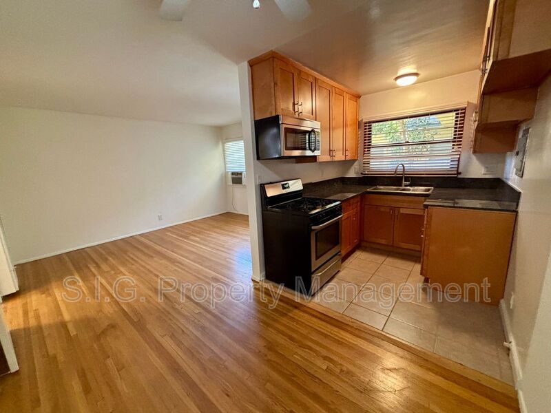 1702 W Victory Blvd in Burbank, CA - Building Photo