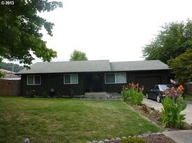 141 Sunburst Ct in Roseburg, OR - Building Photo