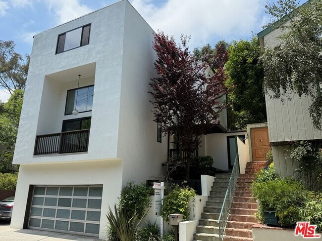 2415 Laurel Pass Ave in Los Angeles, CA - Building Photo - Building Photo