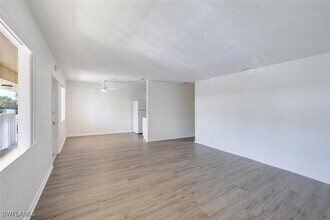 4603 Bayshore Dr in Naples, FL - Foto de edificio - Building Photo