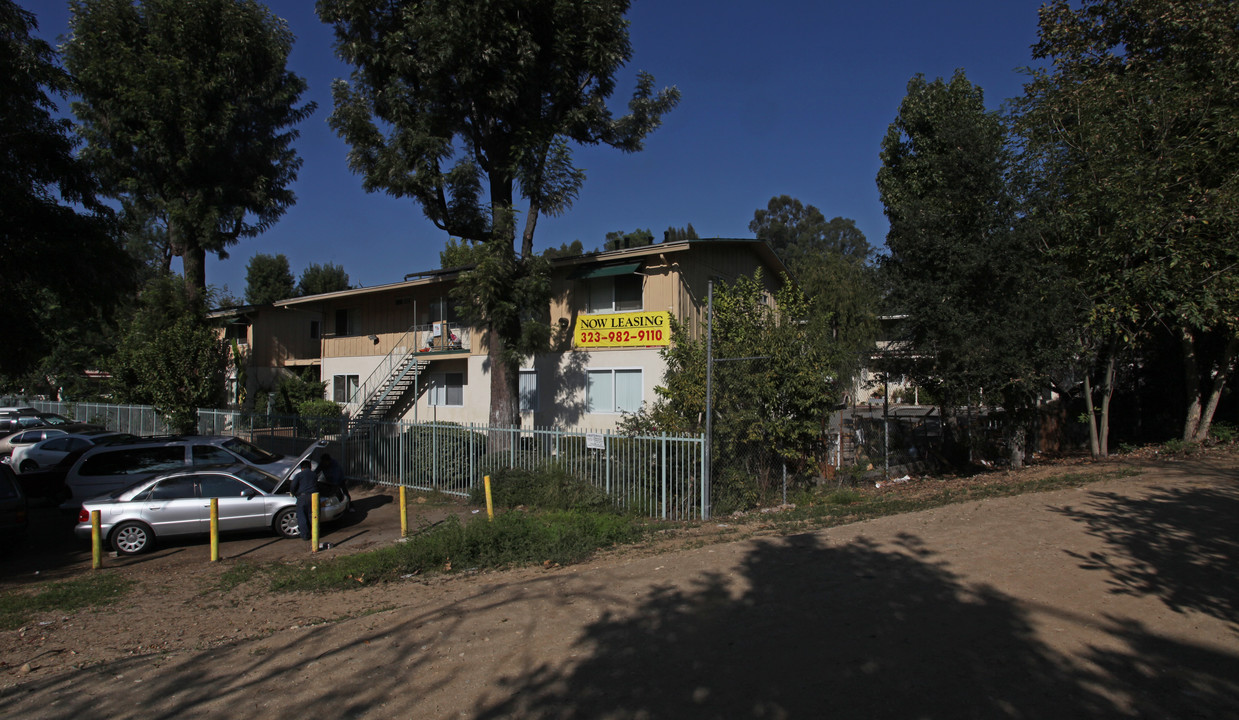 Highland Village Apartments in Los Angeles, CA - Building Photo