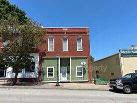 617 E 4th St in Tonganoxie, KS - Building Photo