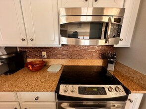 5978 Chasewood Pky, Unit 102 in Minnetonka, MN - Foto de edificio - Building Photo
