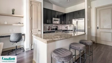 2626 Fountain View Dr, Unit 1-310 in Houston, TX - Foto de edificio - Building Photo