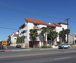 7625 Reseda Blvd in Reseda, CA - Foto de edificio - Building Photo