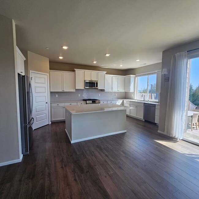 1028 Baker Hts Lp in Bremerton, WA - Building Photo - Building Photo