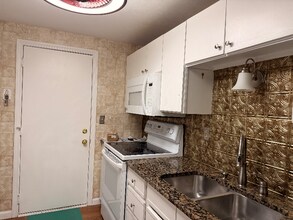 8230 Beehive Cir in Liverpool, NY - Building Photo - Building Photo