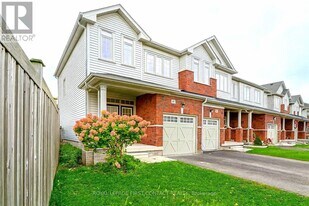 87 Pearcey Cr in Barrie, ON - Building Photo